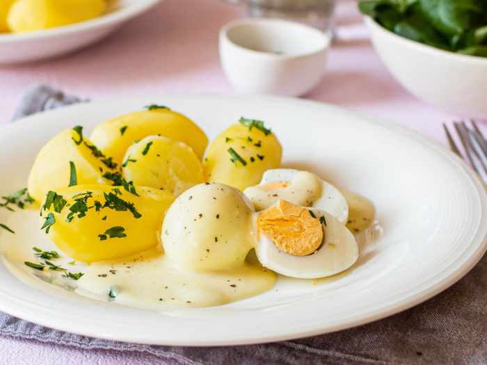 Eier mit Senfsoße